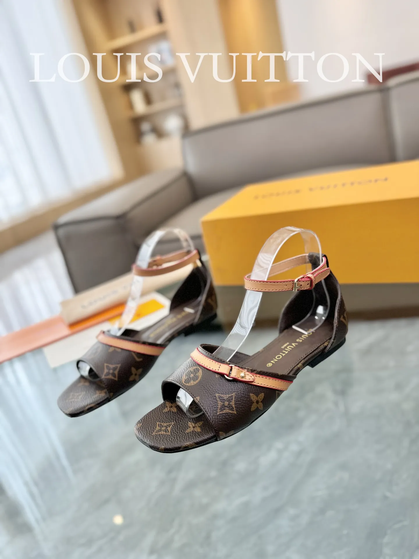 👟👟Ex-factory price 620👟👟 👟👟The top version of LV Lujia 24/denim jeans are so beautiful. I rarely make Lv family items, but I really can’t refuse this pair of kittens! I purchased the original version and developed it with care. The heels are custom molded. The brown leather with presbyopic denim is so brilliant! The perfect kitten heel, which is just right, is high-end, classic, sexy and comfortable. It is a must-have item that can give you full marks as a summer shoe! Sandals 5cm and 9cm/hollow sandals/ballet shoes 🔜3 items ✅Upper: Denim denim ✅Inner: original customized cowhide ✅Outsole: Italian genuine leather outsole ✅Number of yards: 35-41 (40.41 customization is not returnable) ✅Packaging: full set of exquisite packaging
